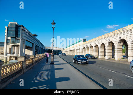 Paris, Ile de France, Frankreich, 26.. Juni 2018: Ein Fußgänger und Autos auf einer Brücke Pont de Bercy mit einem Zug, der auf einer Linie 6 der U-Bahn. Stockfoto