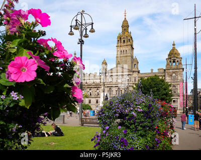 Blumen mit dem Glasgow City Chambers, George Square, Glasgow, Schottland, Vereinigtes Königreich Stockfoto