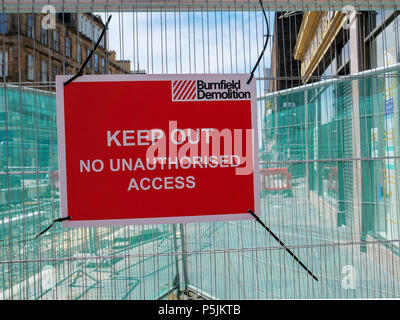 Ein Out, kein Unberechtigter Zugang Anmelden der Sauchiehall Street, Glasgow, Schottland, Vereinigtes Königreich, nach dem Brand an der Glasgow School of Art Halten Stockfoto