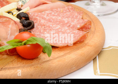 Trocken-cured pork Slices, Wurst, Käse, Oliven und Salami auf Holzplatte Stockfoto