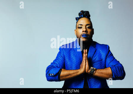 Porträt der Mann in der blauen Jacke und blaue Lippen und Hände im Gebet Stockfoto