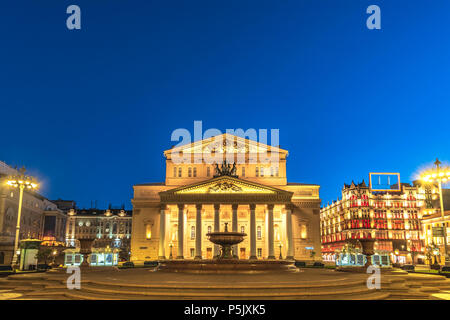 Moskau City Skyline am Bolschoi Theater bei Nacht, Moskau, Russland Stockfoto