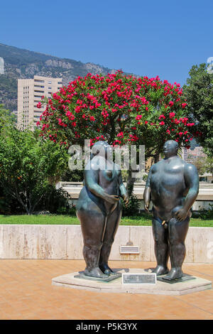 Adam und Eva Statuen von Fernando Botero in Monte Carlo, Monaco. Monaco ist der zweitkleinste Staat der Welt. Stockfoto