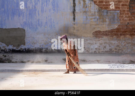 Frau fegt im Innenhof eines alten kolonialen Gebäude verwendet in Ingwer zu handeln. Basar Straße, Kochi, Kerala, Indien. Stockfoto