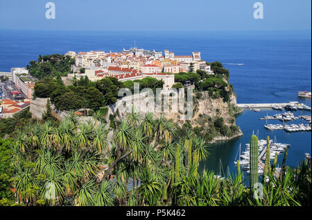 Blick auf die Stadt auf dem Felsen von Monaco in Monaco. Monaco City ist eine der vier traditionellen Viertel von Monaco. Stockfoto