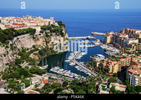 Blick auf Monaco Stadt und Fontvieille mit Yacht Marina in Monaco. Monaco Stadt und Fontvieille sind zwei der vier traditionellen Viertel von Monaco. Stockfoto
