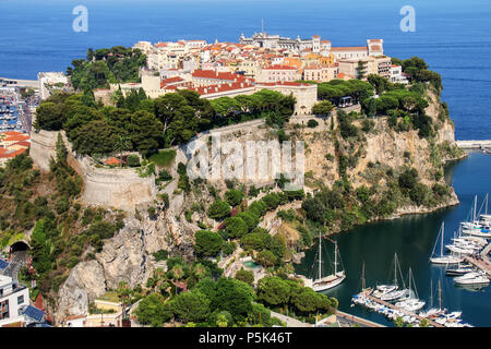 Blick auf die Stadt auf dem Felsen von Monaco in Monaco. Monaco City ist eine der vier traditionellen Viertel von Monaco. Stockfoto