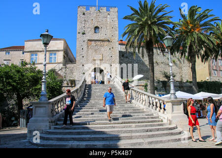 Kopnena Vrata (Landtor) in der Altstadt von Korcula, Kroatien. Korcula ist eine historische Festungsstadt an der geschützten Ostküste der Insel Korcula Stockfoto