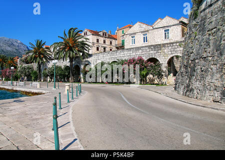 Straße um alten Stadtmauern Korcula, Kroatien. Korcula ist eine historische Festungsstadt an der geschützten Ostküste der Insel Korcula Stockfoto