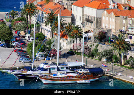 Segelboote in der Altstadt von Korcula, Kroatien verankert. Korcula ist eine historische Festungsstadt, die auf dem geschützten Ostküste der Insel Korcula. Stockfoto