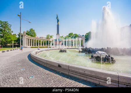 Schönen Blick auf berühmte Hochstrahlbrunnen Brunnen an einem sonnigen Tag mit blauen Himmel im Sommer, Wien, Österreich Stockfoto