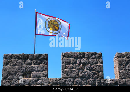 Gesellschaft der Freunde der Dubrovnik Flagge oben auf defensive Wall, Ston, Kroatien. Ston wurde eine große Festung der Ragusan Republic Stockfoto