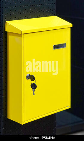 Leuchtend gelb Home mail box Stockfoto