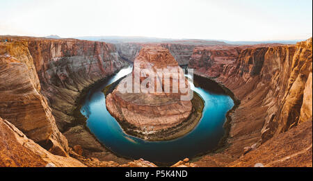 Klassische Weitwinkelaufnahme der berühmten Horseshoe Bend, ein Hufeisen-förmigen Windung des Colorado River in der Nähe der Stadt Seite entfernt, in der wunderschönen Golden Stockfoto