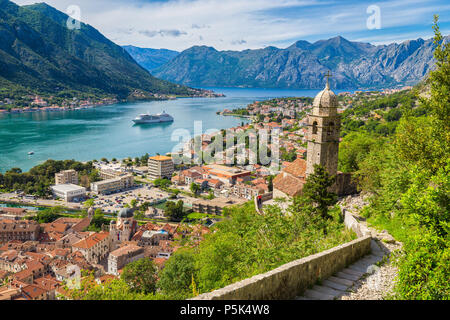 Herrlicher Panoramablick auf die historische Altstadt von Kotor mit berühmten Bucht von Kotor an einem schönen sonnigen Tag mit blauen Himmel und Wolken, Montenegro, Balkan Stockfoto