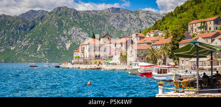 Malerische panorama Blick auf die historische Stadt Perast an der berühmten Bucht von Kotor an einem schönen sonnigen Tag mit blauen Himmel und Wolken im Sommer, Montenegro, so Stockfoto