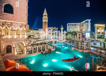 Downtown Las Vegas mit weltberühmten Strip und dem Venezianischen und Mirage Resort Hotels bei Nacht beleuchtet, Nevada Stockfoto