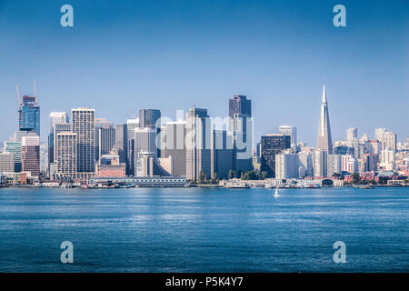 Klassische Panoramablick auf die Skyline von San Francisco an einem schönen sonnigen Tag mit blauen Himmel im Sommer, San Francisco Bay Area, Kalifornien, USA Stockfoto