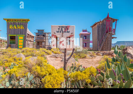 Panoramablick auf die schöne verlassene Goldgräberstadt in der Wüste des amerikanischen Wilden Westen an einem schönen sonnigen Tag mit blauen Himmel im Sommer Stockfoto