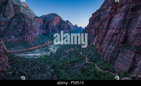 Panoramablick auf den malerischen Zion Canyon in schönen Post Sonnenuntergang Dämmerung Dämmerung, Zion National Park, Springdale, südwestlichen Utah, USA Stockfoto