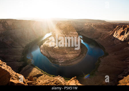 Klassische Weitwinkelaufnahme der berühmten Horseshoe Bend, ein Hufeisen-förmigen Windung des Colorado River in der Nähe der Stadt Seite entfernt, in der wunderschönen Golden Stockfoto