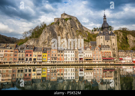 Klassische Ansicht der historischen Stadt Dinant mit malerischen Fluss Meuse in wunderschönen goldenen Abendlicht bei Sonnenuntergang, Provinz Namur, Wallonien, Belgien Stockfoto