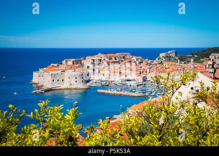 Panoramablick auf das luftbild der Altstadt von Dubrovnik, eines der bekanntesten touristischen Destinationen im Mittelmeer, von Srt Berg auf einem