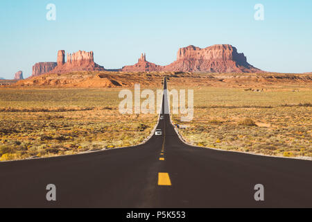 Classic Panorama der historischen U.S. Route 163, die durch die berühmten Monument Valley in wunderschönen goldenen Abendlicht bei Sonnenuntergang im Sommer, USA Stockfoto