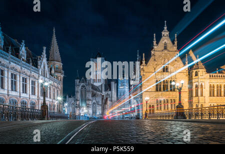 Panoramablick auf das historische Zentrum von Gent beleuchtet in schönen Post Sonnenuntergang Dämmerung während der Blauen Stunde in der Dämmerung, Gent, Ostflandern, Belg Stockfoto