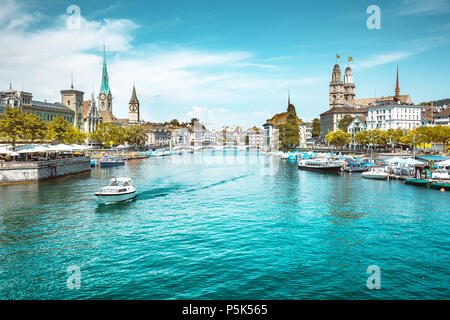 Panoramablick von der Zürcher Innenstadt mit Kirchen und Boote auf schönen Fluss Limmat im Sommer, Kanton Zürich, Schweiz Stockfoto