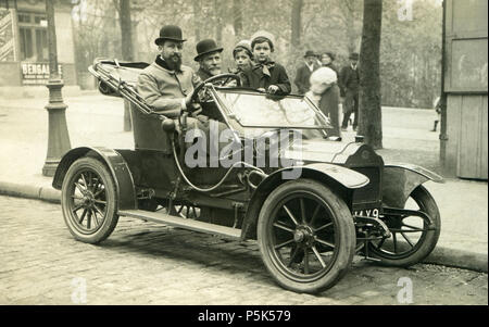 N/A. Englisch: Foto von 2 Männer und 2 Kinder in einem Automobil, Paris. Español: Un-Auto & de La marca Brouhot en París, Francia, 1910. Français: Une automobile et ses passagers à Paris. Polski: Dwóch mczyzn ich Dzieci w dwoje na samochodzie marki Brouhot Parya ulicy w 1910 roku. 1910. Alexandre Louis 42A Brouhot Auto in Paris, 1910 Stockfoto