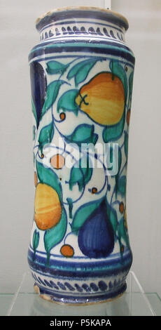 N/A. Englisch: italienische Majolika albarello. Ca. 30 cm hoch. Venedig oder Castel Durante. 16. Jahrhundert. Burrell Collection. Lizenzierung Foto: Vase:. 13. Juli 2007. Marshall Colman Marshall 46 72 Albarello Stockfoto