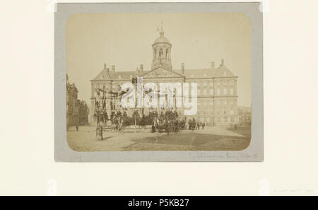 N/A. Deutsch: Beschreibung Dam. Monument op de Dam versierd ter gelegenheid van het huwelijk van Koning Willem III de Koningin Emma Gezien naar Het Koninklijk Paleis. Documenttype foto Vervaardiger Greiner, Albert (1833-1890) Collectie Collectie Stadsarchief Amsterdam: foto-Datering afdrukken April 1879 Geografische naam Damm Gebouw Paleis op de Dam Inventarissen Http://archief.amsterdam/archief/10003 Afbeeldingsbestand ANWR 00477000001. April 1879. Greiner, Albert (1833-1890) 73 Albert Greiner Afb ANWR 00477000001 Stockfoto