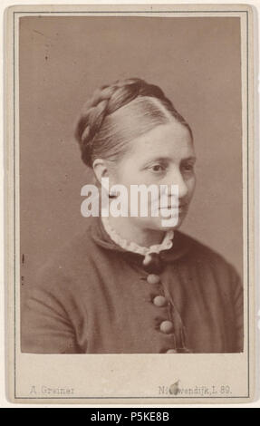 N/A. Deutsch: Beschreibung Carte-de-Visite met portret van een onbekende Dame, met op verso Het bedrijfslogo Transcriptie van de fotograaf: "A. Greiner Nieuwendijk. L 89." Positie: recto onder foto Methode: boekdruk Documenttype foto Vervaardiger Greiner, Albert (1833-1890) Collectie Collectie Stadsarchief Amsterdam: kabinetfoto Datering's 1880 Ca. Inventarissen Http://archief.amsterdam/archief/10005/2123 Afbeeldingsbestand FT 00100102000001. ca. 1880. Greiner, Albert (1833-1890) 73 Albert Greiner Afb FT 00100102000001 Stockfoto