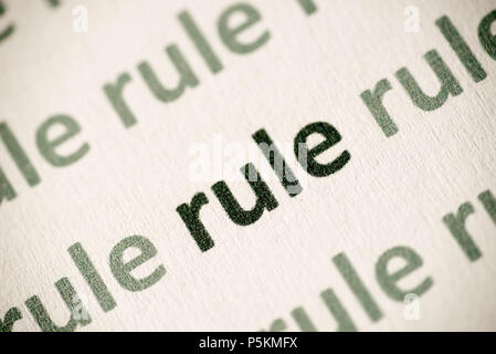Wort in der Regel auf weißem Papier Makro gedruckt Stockfoto