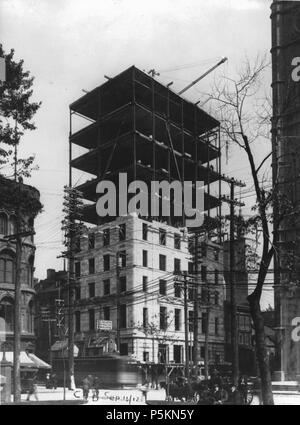 N/A. Français: Helvetica, L'édifice Duluth en Bau à l'Angle des rues Notre-Dame et Saint-Sulpice, Montréal, QC, 1912. 1912. C.H. Bowker 492 Gebäude Duluth en Bau - 1912 Stockfoto