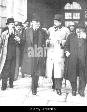 N/A. Español: Fotografía muestra que Al político español Antonio Maura abandonando El Palacio Real Después de ser consultado por el Rey Alfonso XIII con Motivo de la Krise que la supuso finalización del Primer Regierung de Eduardo Dato. Dezember 1915. Unbekannt 113 Antonio Maura 1915 Stockfoto