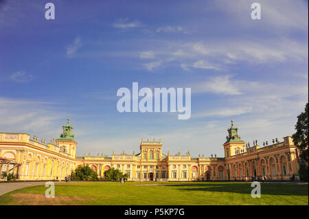 Panoramablick auf Wilanow Palast, die Königliche Residenz (erbaut 1677-1696). Schöne barocke Gebäude im Stil der italienischen gesehen gestaltete Garten Stockfoto