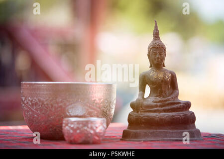 Buddha Statue Wasser Zeremonie in Songkran Festival Tradition, Thailand. Selektive konzentrieren. Stockfoto