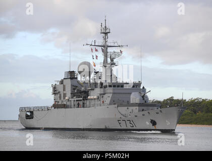 180626-N-KR 702-0015 Pearl Harbor (26. Juni 2018) der französischen Marine Fregatte FS Prairial (F731) am Joint Base Pearl Harbor Hickam in Vorbereitung kommt für RIMPAC 2018. 25 Nationen, mehr als 45 Schiffe und u-Boote, etwa 200 Flugzeugen und 25.000 Angestellte beteiligen sich an Rimpac vom 27. Juni bis 2. August in und um die hawaiischen Inseln und Südkalifornien. Die weltweit größte internationale maritime Übung RIMPAC bietet eine einzigartige Ausbildung während der Förderung und Erhaltung der kooperative Beziehungen unter den Teilnehmern von entscheidender Bedeutung für die Gewährleistung der Sicherheit der Seewege und Securit Stockfoto