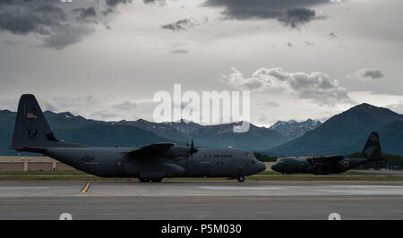 Us Air Force C-130J Super Hercules Flugzeuge von Yokota Air Base, Japan und Japan Air Verteidigung-kraft C-130H Hercules Flugzeuge aus Hamamatsu Air Base, Japan, für den Start während der Roten Flag-Alaska 18-2 Operations bei Joint Base Elmendorf-Richardson, Alaska, 21. Juni 2018 vorbereiten. RF-A ist Pacific Air Forces' Premier Air Combat übung, die eine gemeinsame offensive Counter - Luft, Verbot, Close Air Support und große Kraft Ausbildung in einer simulierten Umgebung bekämpfen. (U.S. Air Force Foto von älteren Flieger Curt Strand) Stockfoto