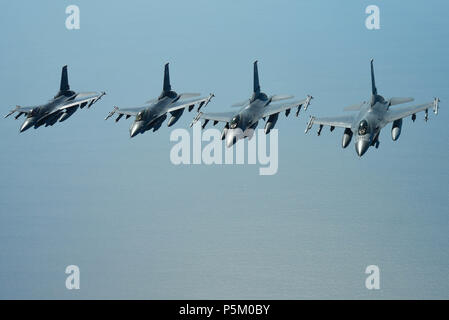 Us Air Force Piloten den 77th Fighter Squadron zugeordnet navigieren F-16 Fighting Falcons in Formation über den Atlantik, 20. Juni 2018. Die F-16 im Flug durch eine 72Nd Air Refuelling Squadron KC-135 Stratotanker R während 20 Fighter Wing Flieger und Familie Mitglieder beobachtete aufgetankt wurden. (U.S. Air Force Foto von Airman 1st Class Kathryn R.C. Reaves) Stockfoto