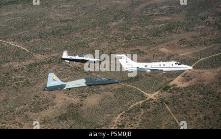 Ein T-1 Jayhawk, T-6 Texan II und T-38 Talon Fliegen in einer unterschiedlichen Anordnung in der Nähe von Laughlin Air Force Base, TX am 17. Mai 2018. Diese Ausbildung ist in der Regel im Rahmen der Abschlussfeier für Piloten graduierte von der grundständigen Ausbildung geflogen. Stockfoto