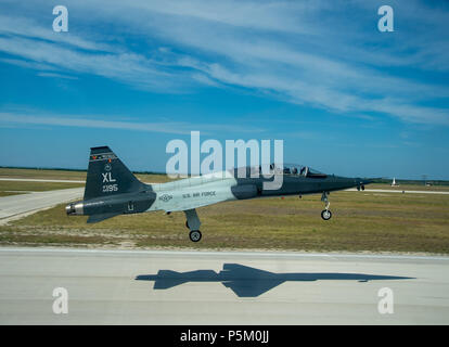 T-38 Talon zieht aus Laughlin Luftwaffenstützpunkt am 16. Mai 2018. Der T-38 ist eine von drei Flugzeugen, die von Piloten während der Grundständigen Ausbildung geflogen. Stockfoto