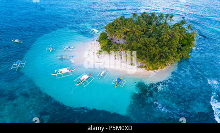 Blick von der Drohne auf das tropische Paradies Guyam Island mit weißem Sandstrand und Auslegerbooten, Siargao, Philippinen Stockfoto