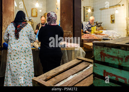 FEZ, MAROKKO - ca. April 2017: Marokkanische Frauen an der Medina von Fes. Stockfoto