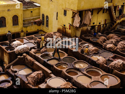 FEZ, MAROKKO - ca. April 2017: Ansicht der Gerberei und Arbeitnehmer in Fes. Stockfoto