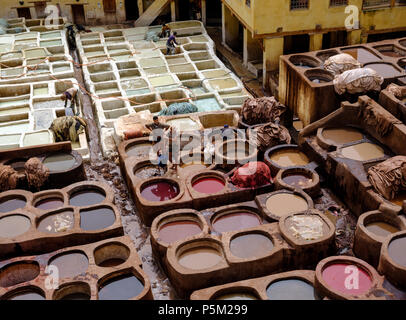 FEZ, MAROKKO - ca. April 2017: Ansicht der Gerberei und Arbeitnehmer in Fes. Stockfoto