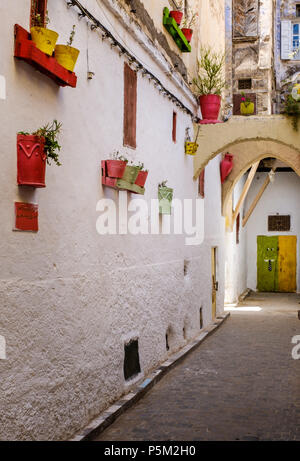 FEZ, MAROKKO - ca. April 2017: Gasse in der Medina von Fes. Stockfoto