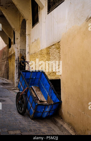 FEZ, MAROKKO - ca. April 2017: Transport Karre an die Medina von Fes Stockfoto